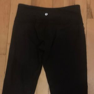 Black Lululemon cropped legging